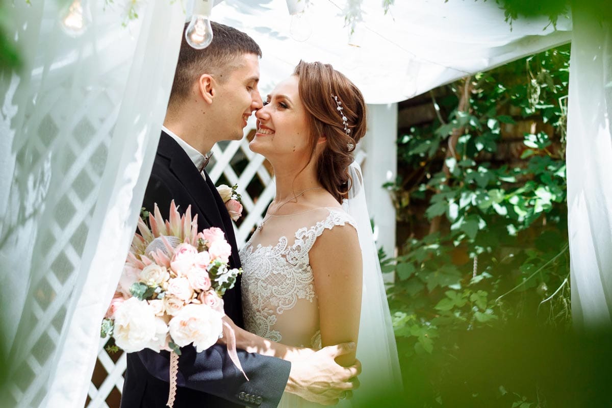 Summer Wedding Photography: Light, Shadows, and Comfort